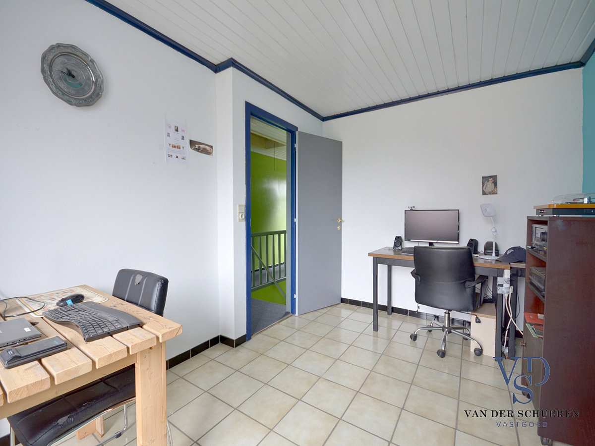 Zeer ruime, te renoveren woning (met enkele garage). Goed gelegen. 