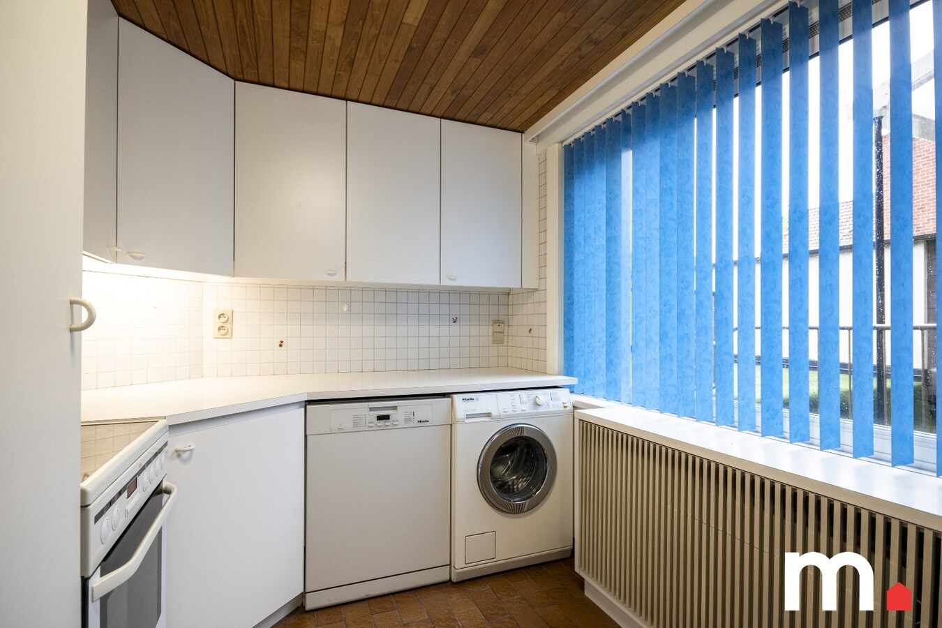Lichtrijk instapklare woning EPC C  te Roeselare met 3 slaapkamers, zonnepanelen, Garage en praktijk! 