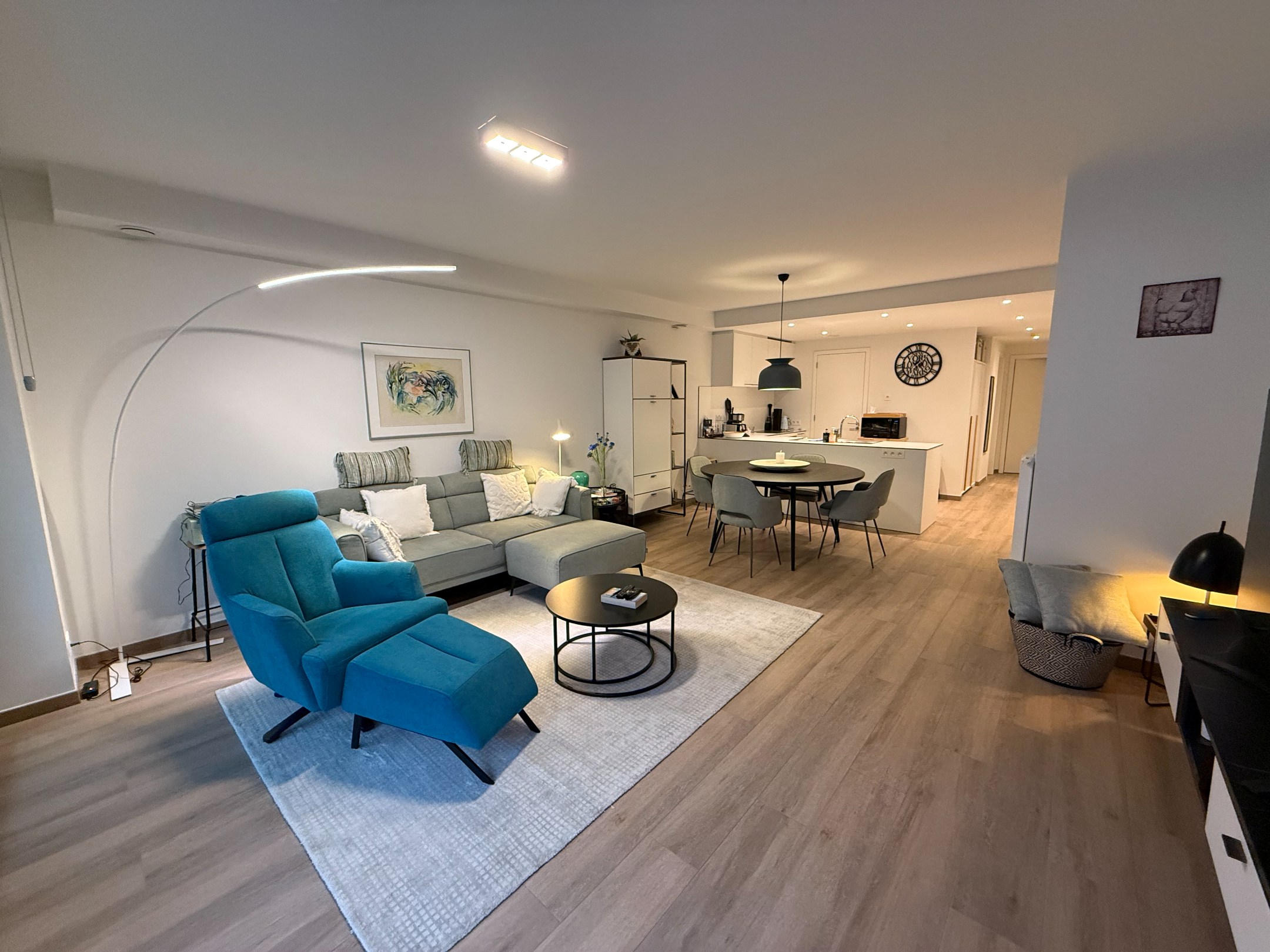 Non-meublé - Charmant appartement à louer avec 2 chambres situé dans une résidence récente sur l'avenue Léopold à Knokke. 