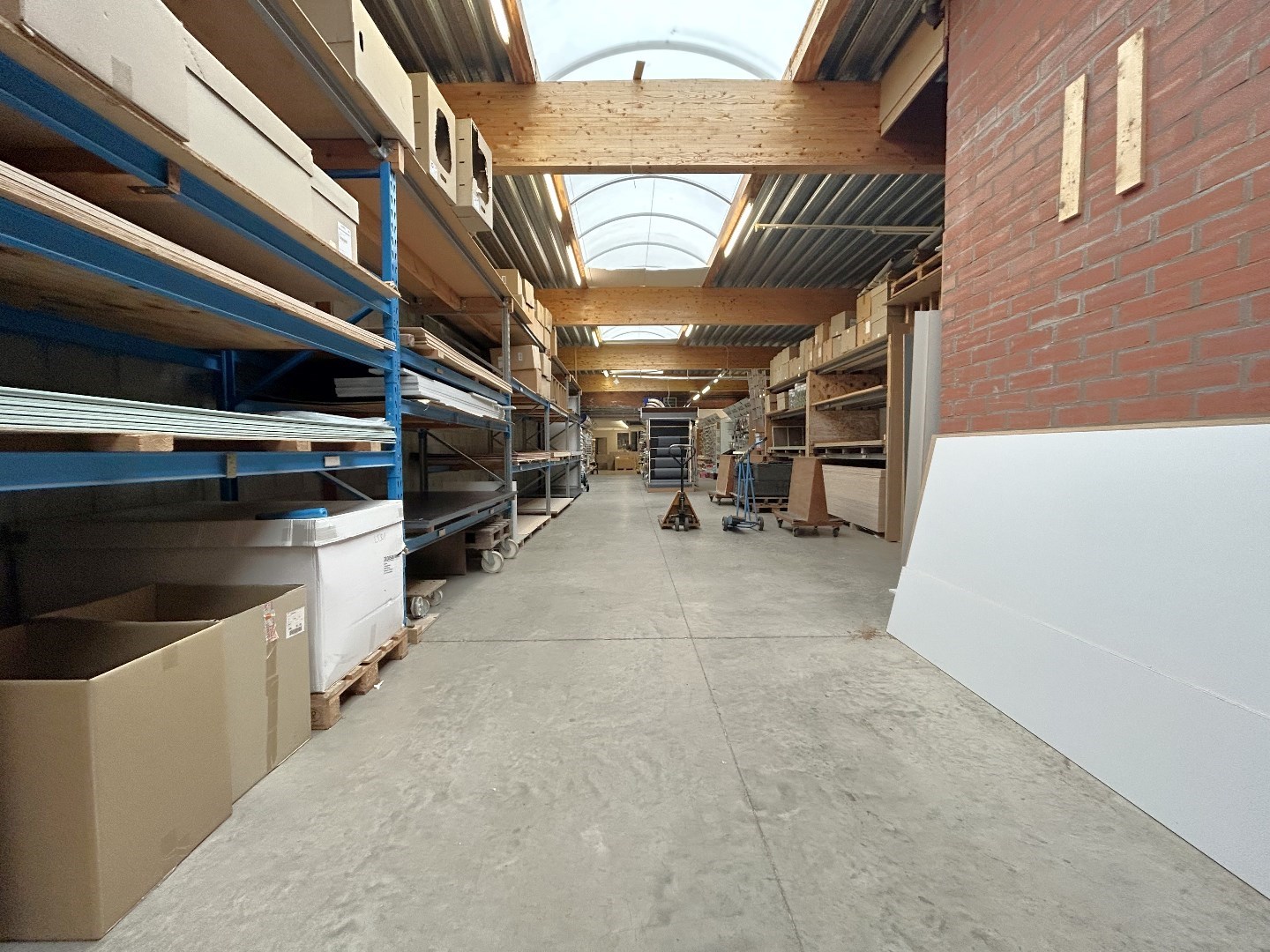 Handelsgelijkvloers op commerciële ligging in centrum Geel 