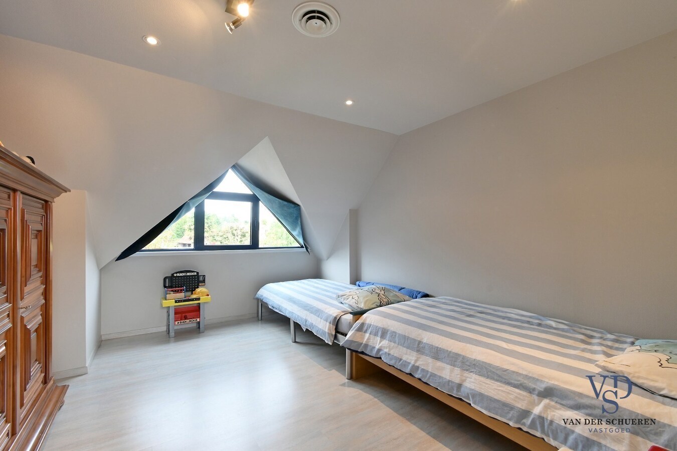 Ruim handelspand met penthouse in villastijl 