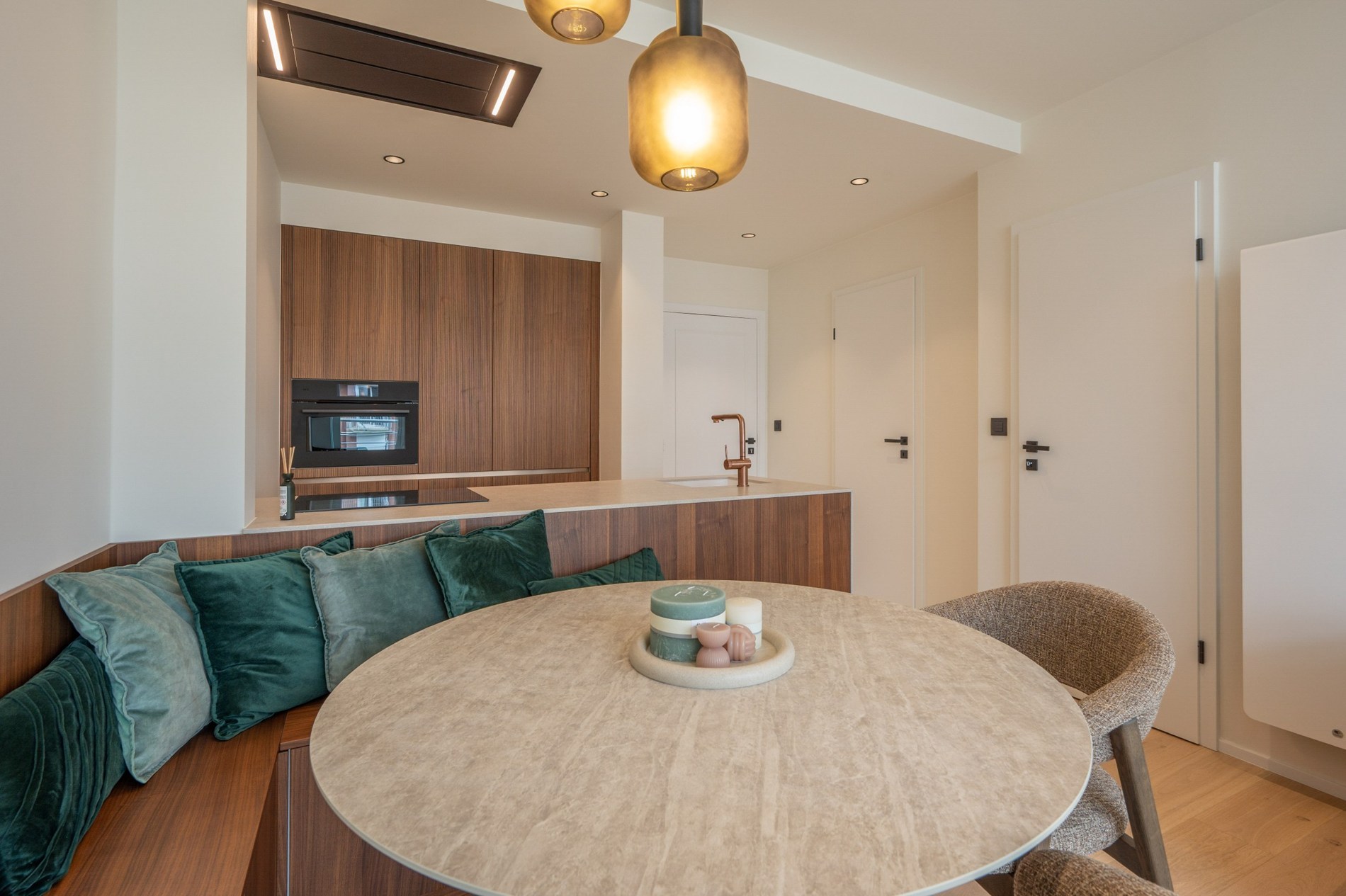 Volledig gerenoveerd 2-kamer appartement  op wandelafstand van de Zeedijk-Albertstrand. 