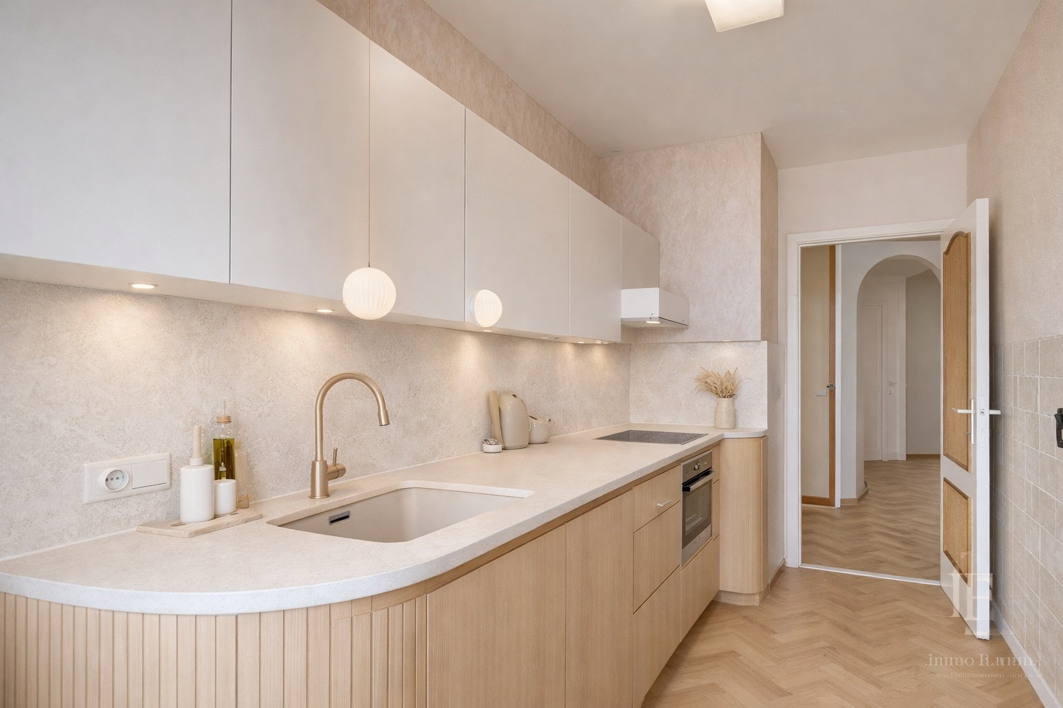 Te renoveren parel met potentieel + garagebox te Berchem! 