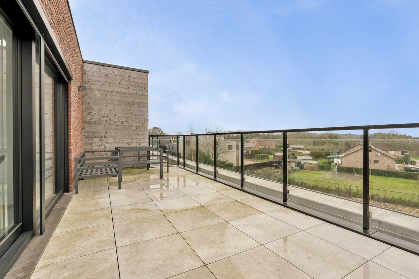 Recent duplex appartement met 2 slaapkamers en garage. 