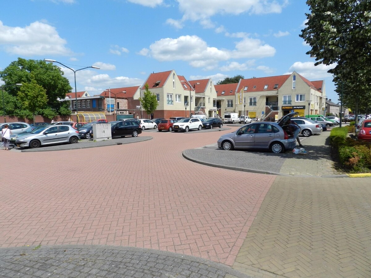 Zeer fraai winkelpand te koop in het prestigieuze Marktstaete complex in het centrum van Bladel (NB). 