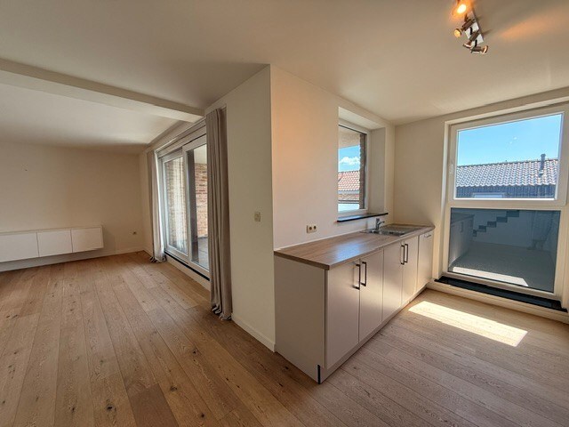 Luxe duplexappartement te huur in het hart van Maaseik, met lift, 2 slaapkamers en 2 terrassen. 