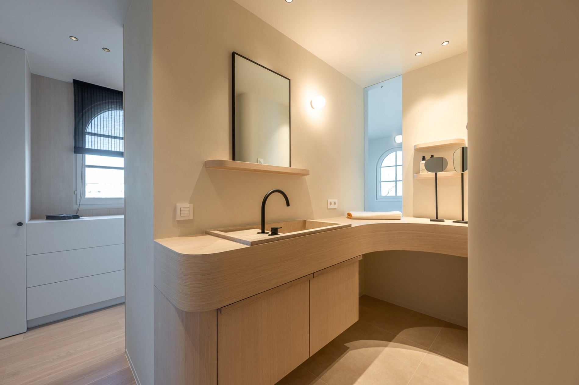 Appartement d'angle exceptionnellement rénové situé au cœur du Zoute, dans le domaine très exclusif Tennis Gardens - un parc privé d'environ 5 hectares, à proximité de la mer et à distance de marche d 