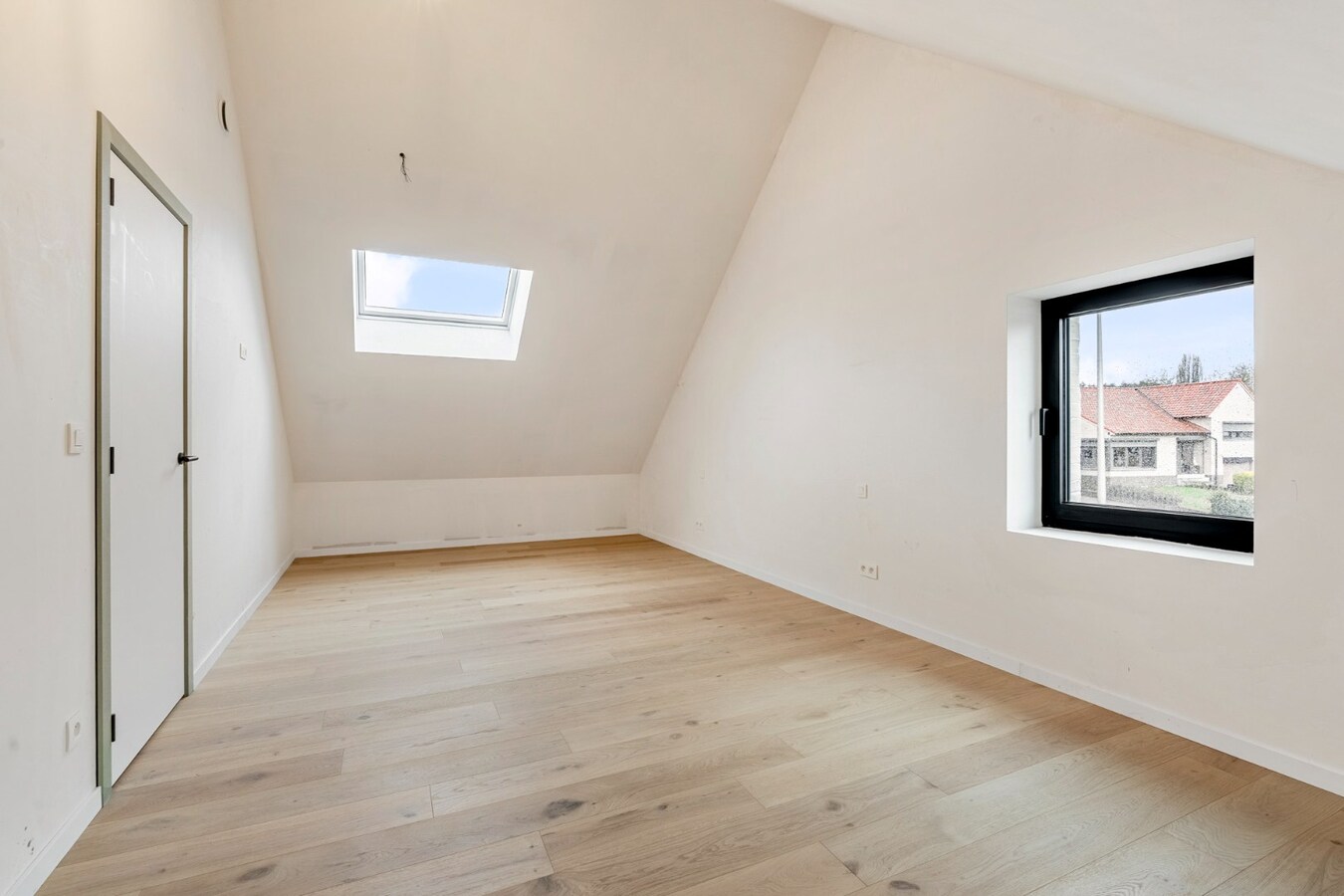 Exclusieve, volledig afgewerkte halfvrijstaande woning na transformatie van bestaande hoeve naar 2 BEN-woningen! 