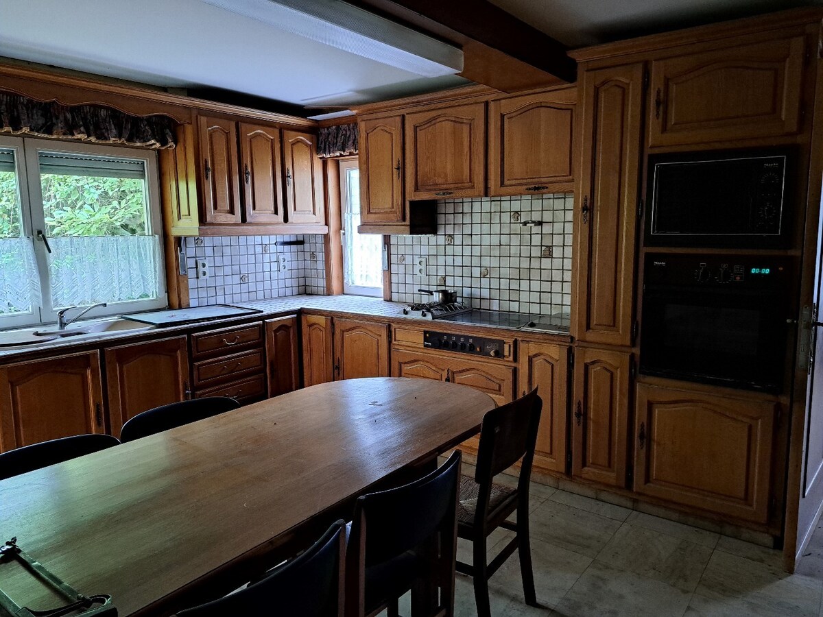 Sur 3200 m² en zone d'habitat vaste ensemble immobilier comprenant une villa de 240m² et 600m² d'entrepôt. 