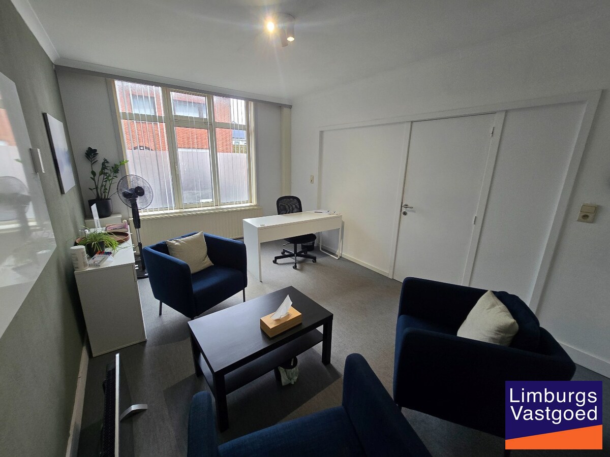 Gelijkvloerse kantoorruimte 108 m² met privé parkeerplaatsen 