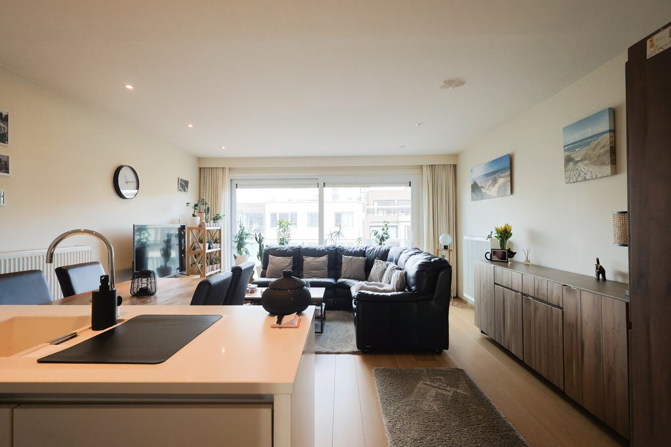 Modern appartement met 2 slaapkamers en parking te Oostduinkerke 