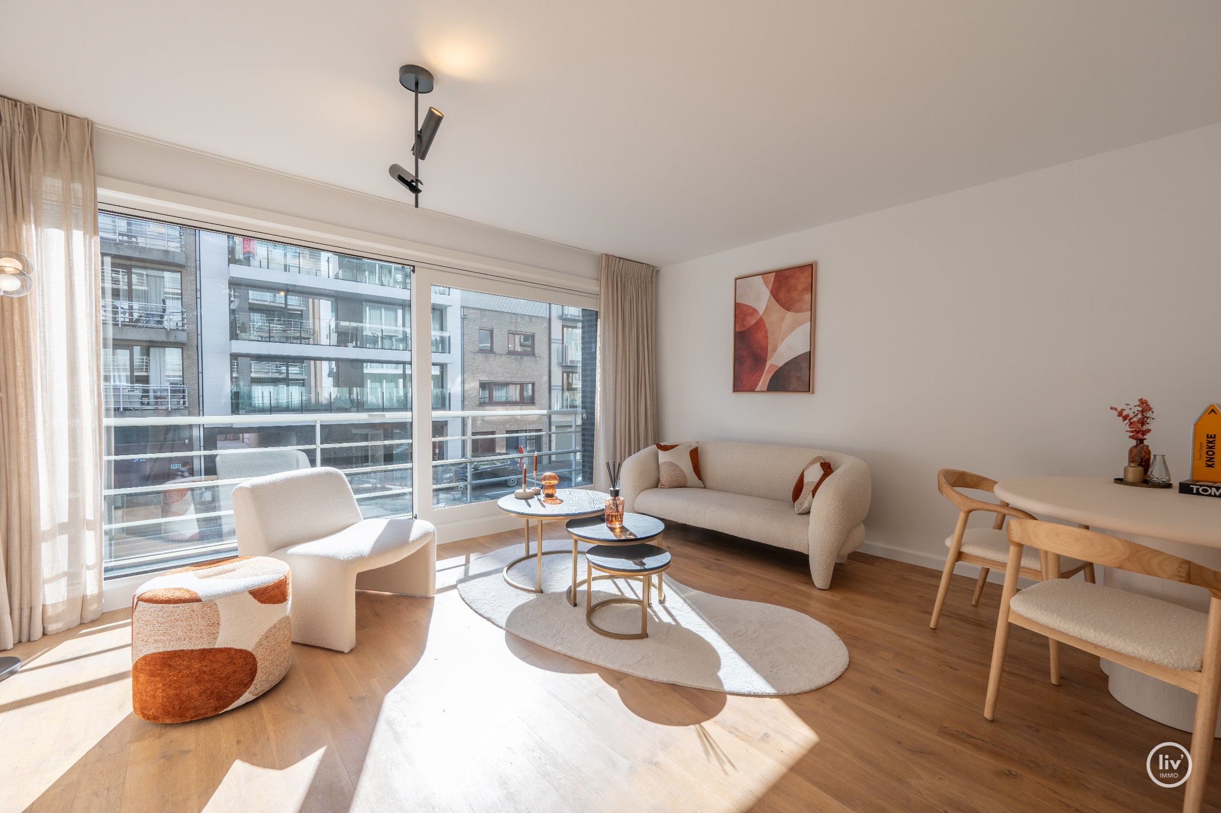 Prachtig gerenoveerd 2 slaapkamer-appartement gelegen te Leopoldlaan te Knokke met balkon. 