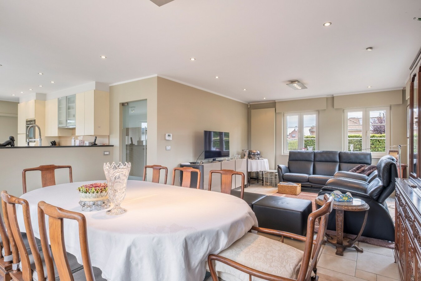 Stijlvolle villa met zwembad op rustige locatie te Bissegem/Heule te koop ! 