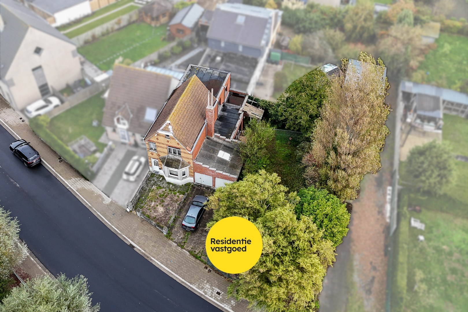 Te renoveren woning met dubbele garage in Bredene – ideaal renovatieproject 