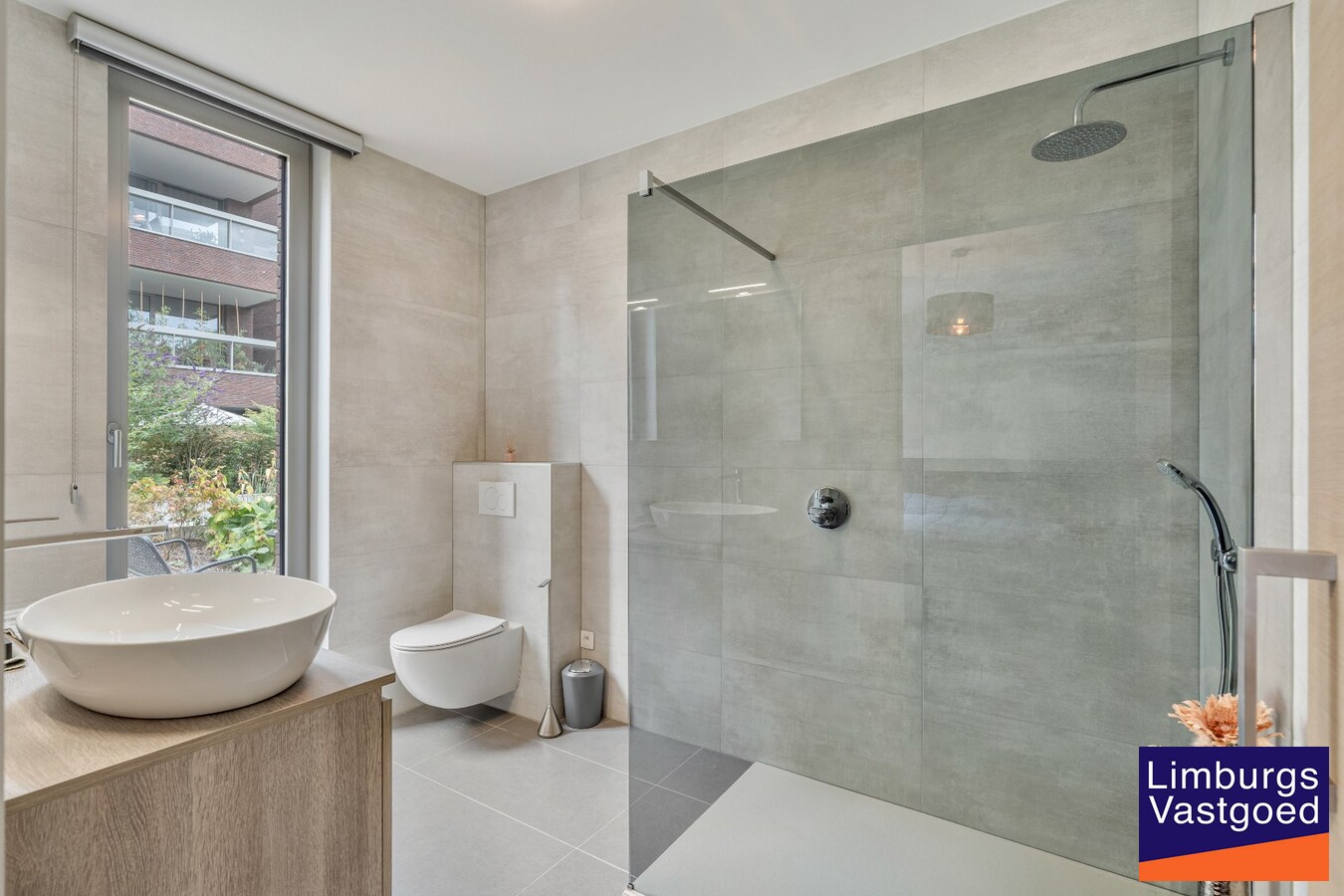 Exclusief gelijkvloers appartement met ruime terrassen, 2 slpk, extra brede autostaanplaats, centrum Genk 