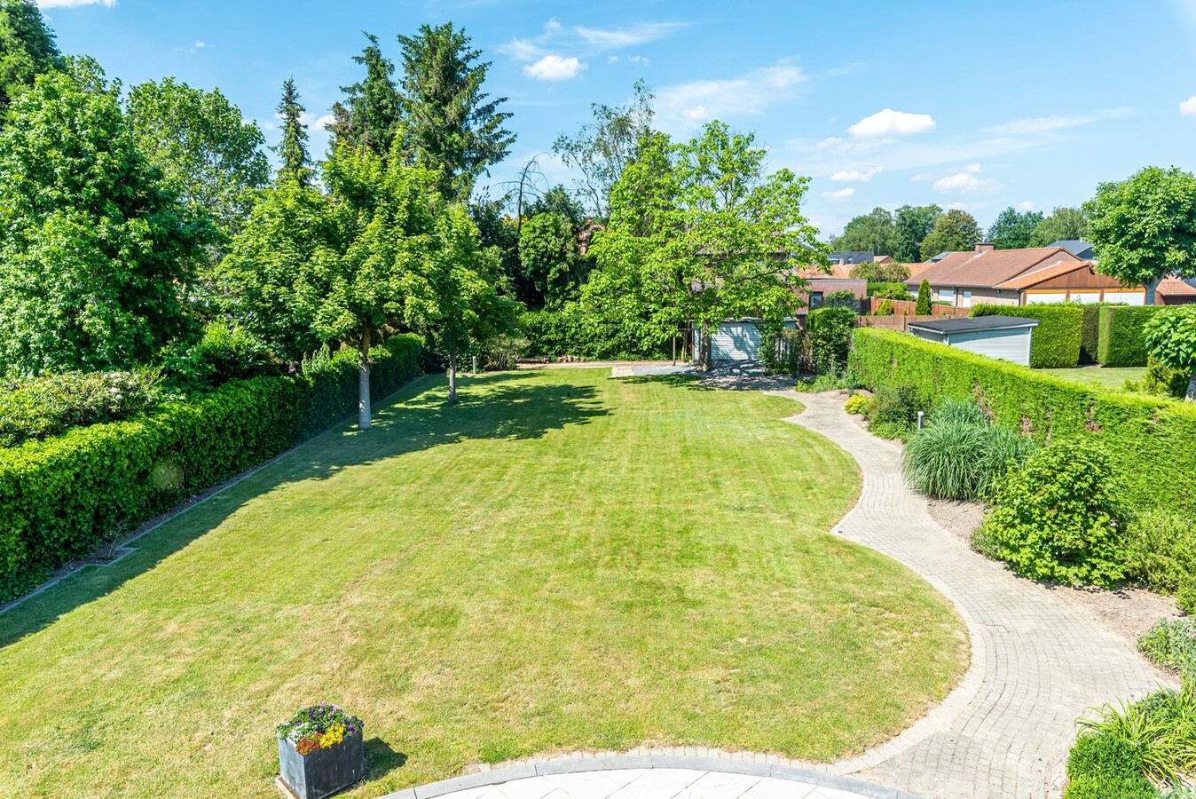 Stijlvol gerenoveerde woning in residentiële wijk op 1254 m² 