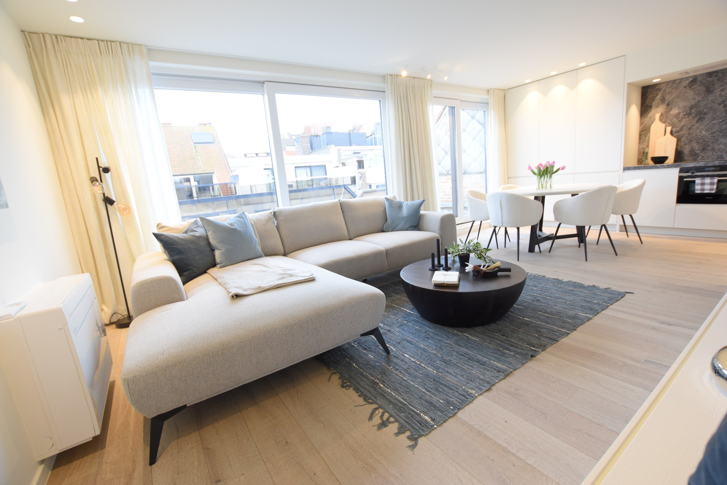 Appartement sous les toits entièrement rénové avec terrasses ensoleillées à 20 mètres à pied de la digue Albertstrand. 