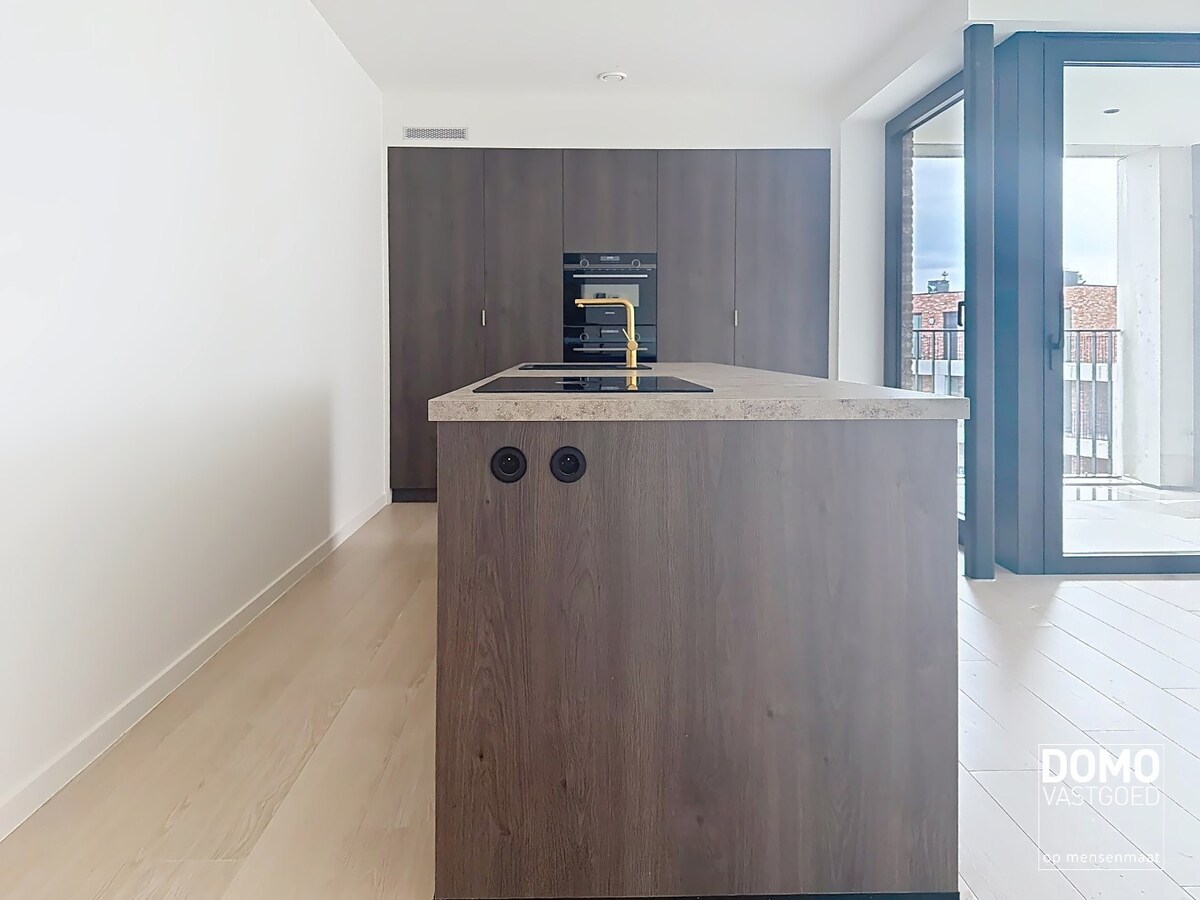 RUIM APPARTEMENT MET PRACHTIG TERRAS, LIFT EN GARAGEBOX IN CENTRUM KERMT 