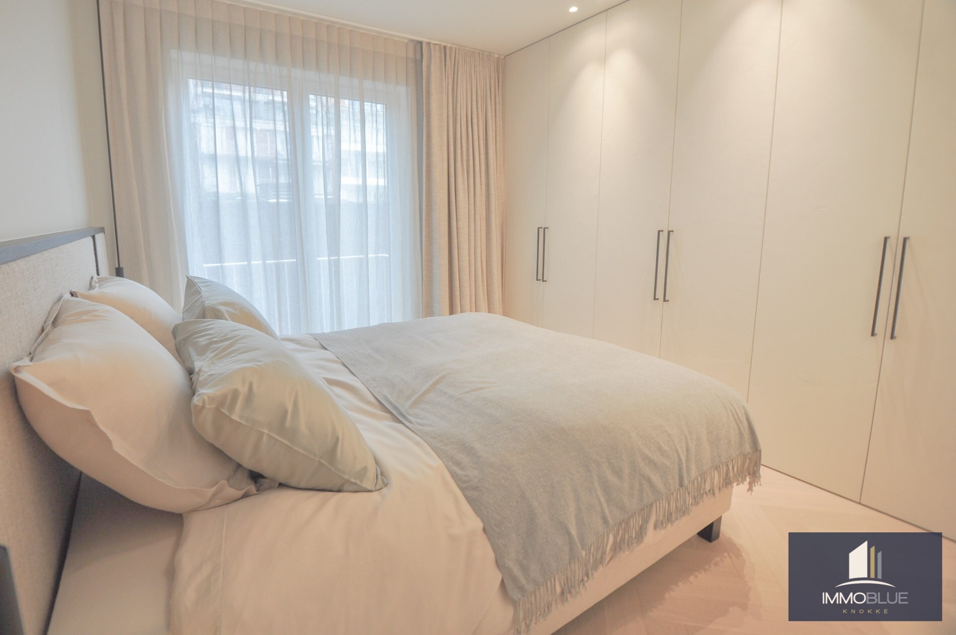 Uitzonderlijk, tijdloos volledig gerenoveerd appartement met een open zicht . 