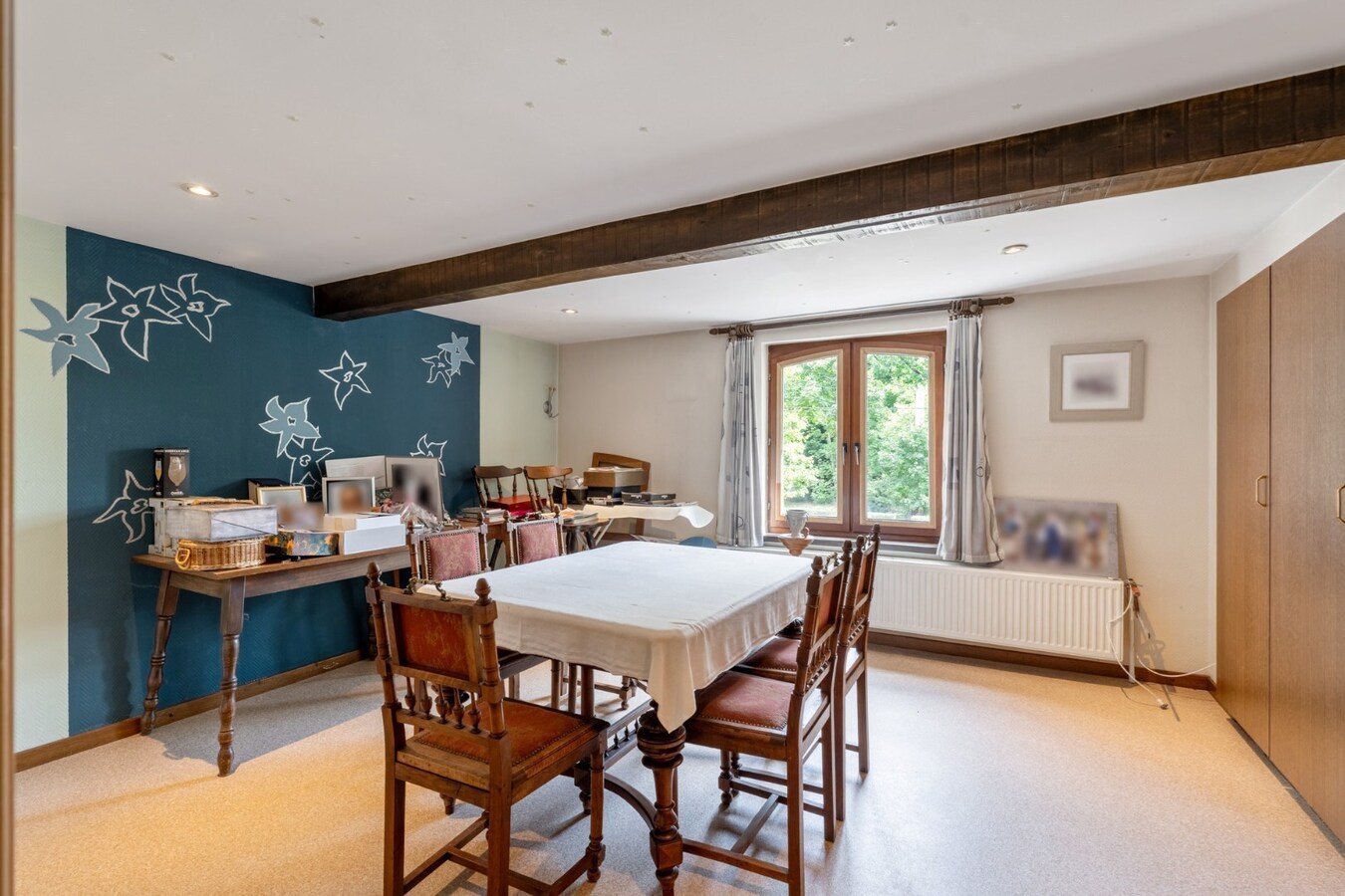 Ruim, karaktervol landhuis met parkachtige tuin op perceel van 16a29ca. 