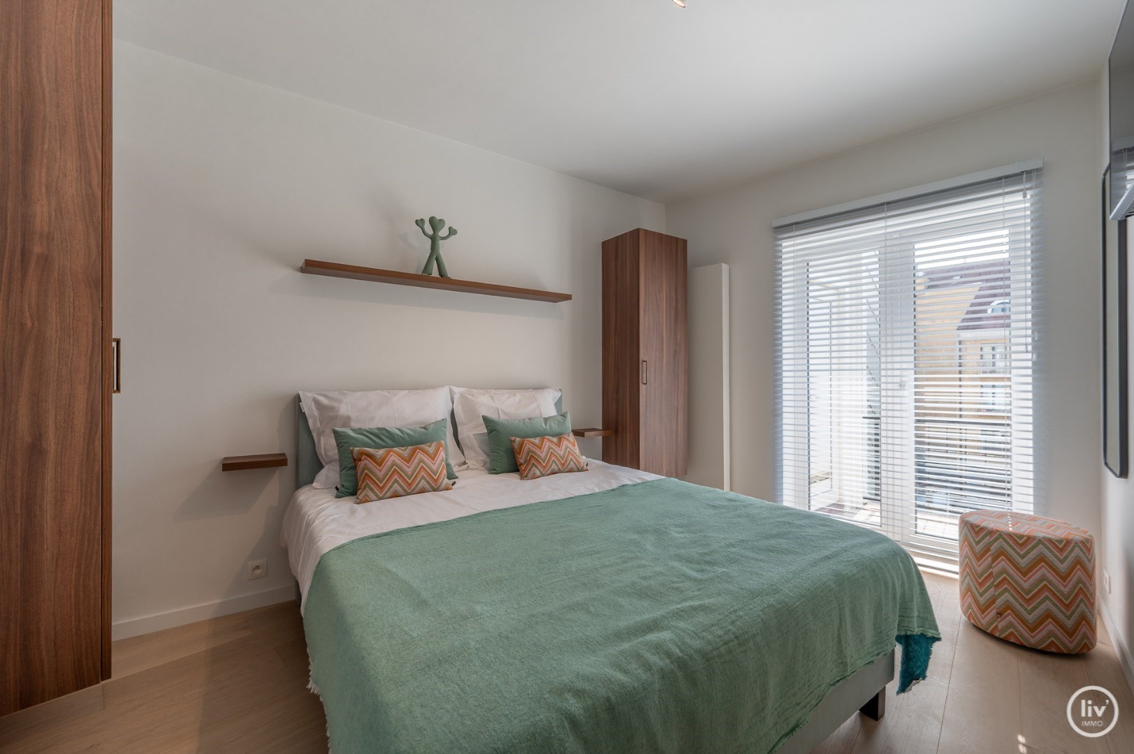 Volledig gerenoveerd 2 slaapkamer-appartement met een magnifiek OPEN ZICHT over de villa's te Churchilllaan. 