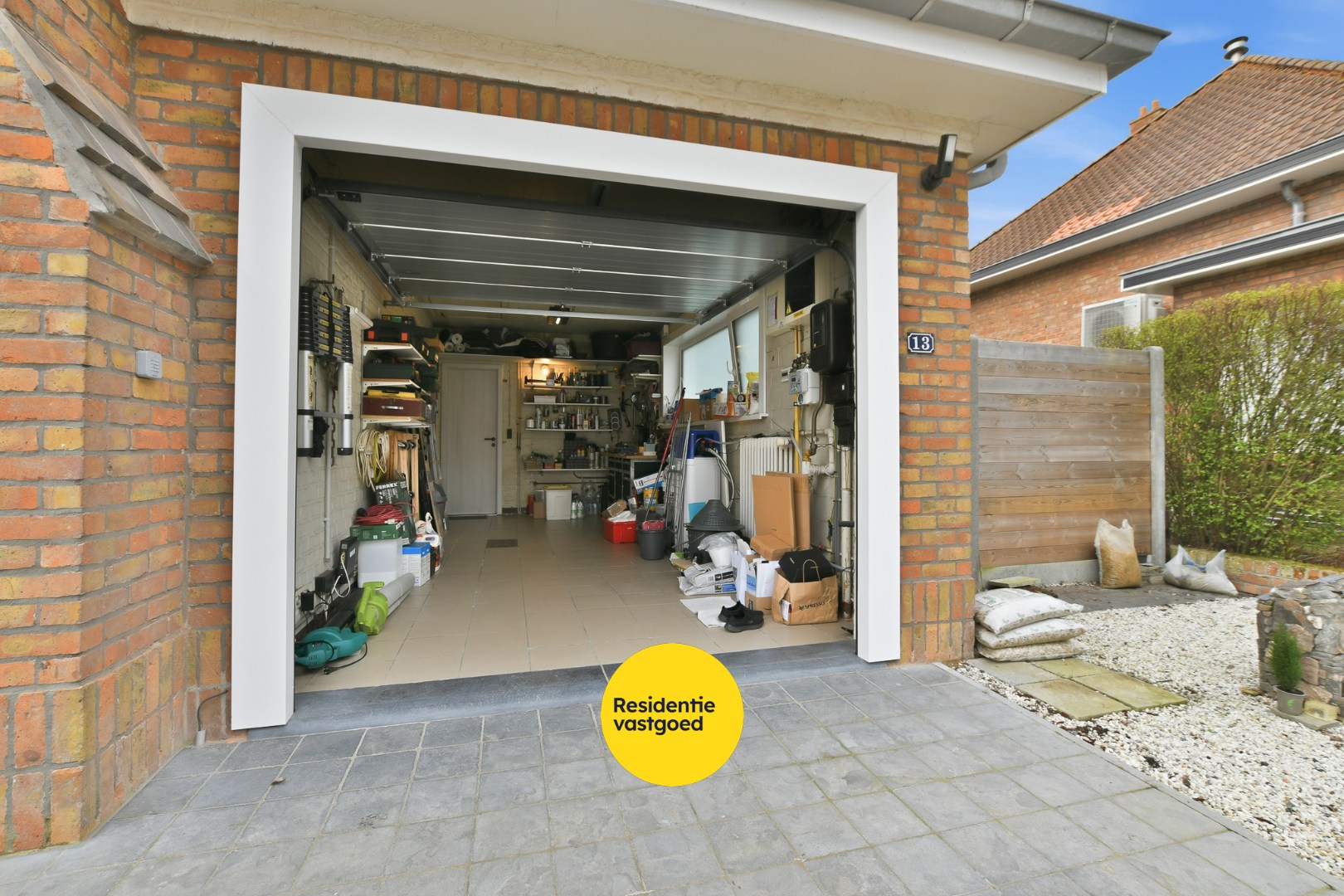 Instapklare en volledig gerenoveerde bungalow met 3 slaapkamers, tuin en garage vlak bij bos en centrum van De Haan 