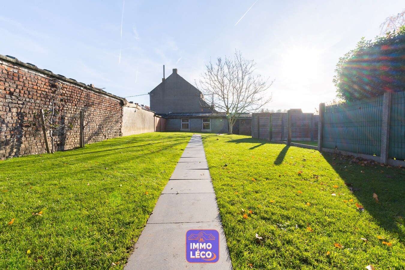 Surface commerciale de +/- 160m² avec grand jardin. 