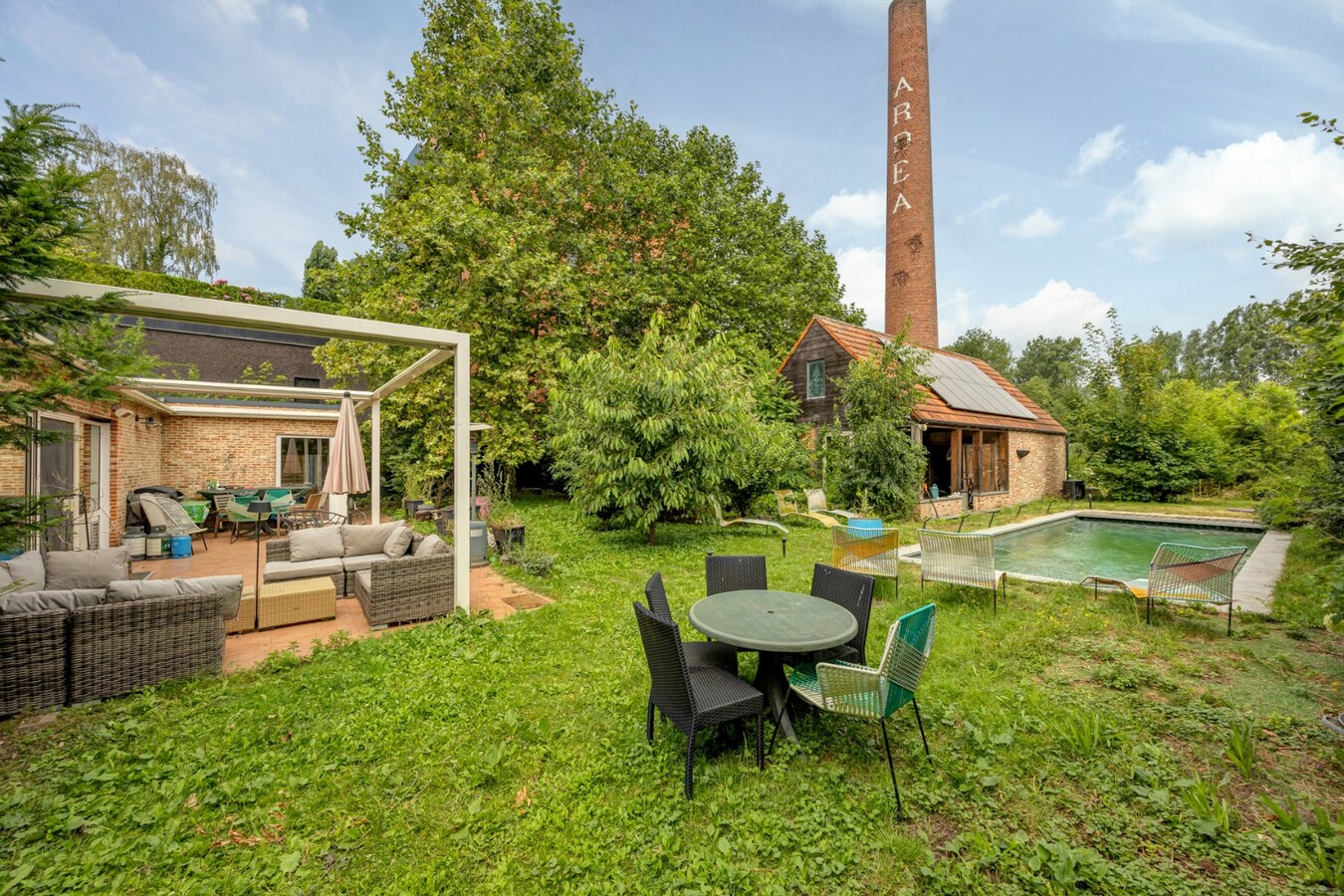 Zeer ruime woning (8 slpk + 8 badkamers) op een perceel van ca. 1.522 m² te Wijnegem/grens Schilde 