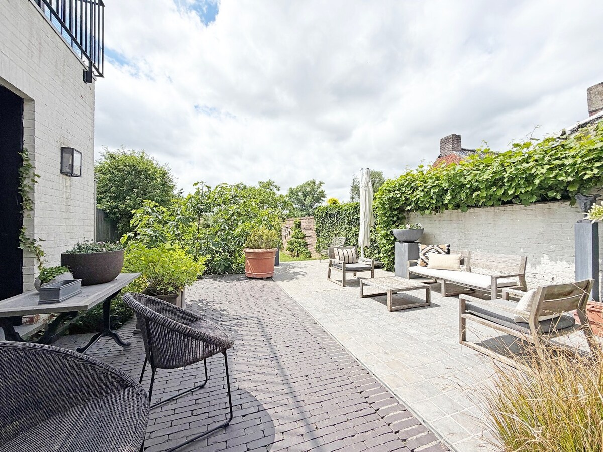 Architecturale parel met gemengde bestemming te Oombergen 