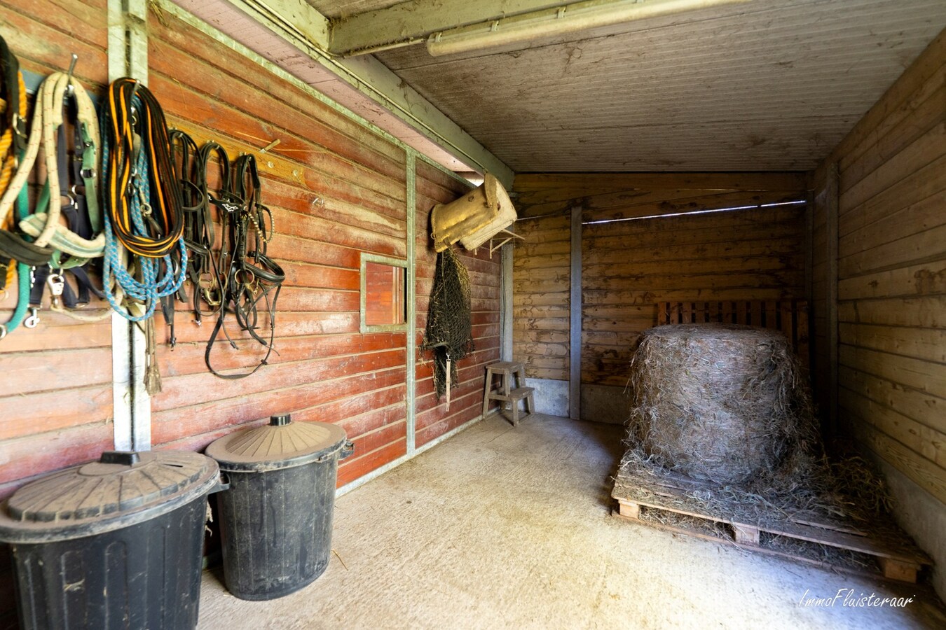 BEZOEKDAG OP 23 MEI VAN 10U TOT 14U. Landelijk gelegen woning met stallen en handig bijgebouw op ca. 7.025 m² (Optie aankoop extra aanpalend weiland van 5.735 m2) 