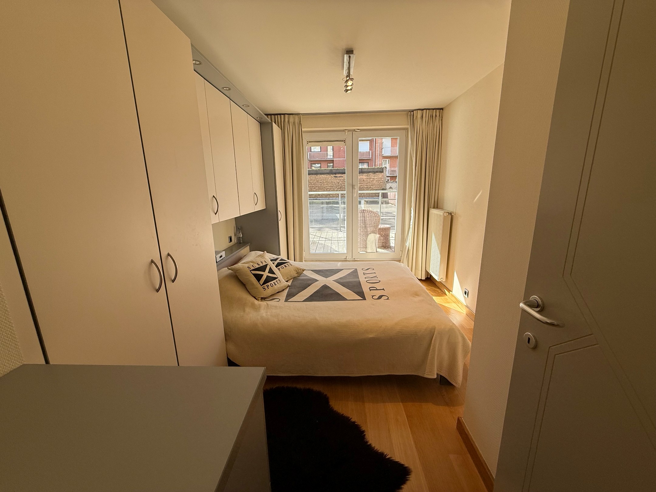 Meublé - Appartement idéalement situé et parfaitement entretenu avec 2 chambres et une grande terrasse situé dans l'avenue Van Bunnen. 