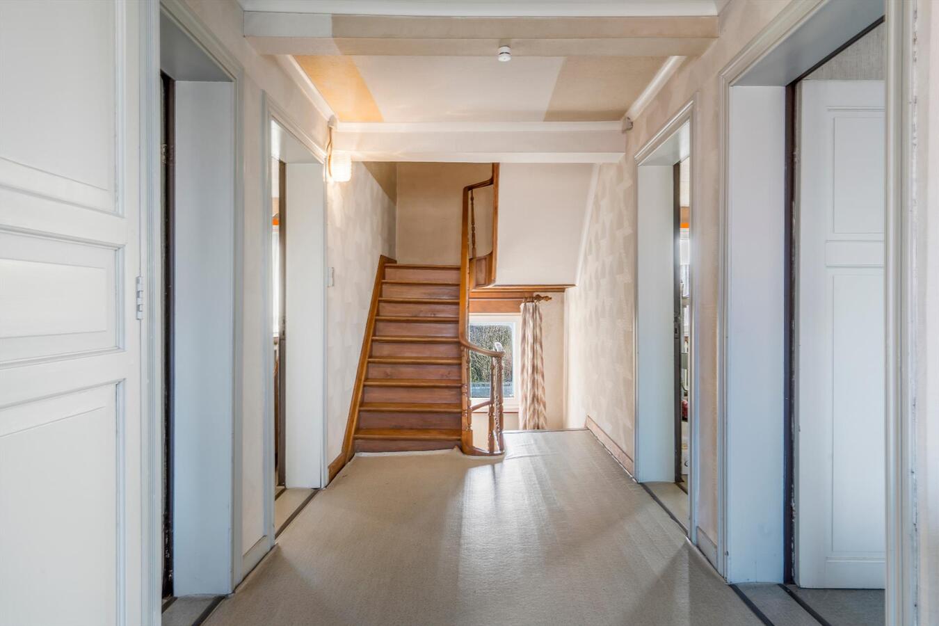 Residentieel gelegen karakterwoning op ruim perceel van 1886 m². 