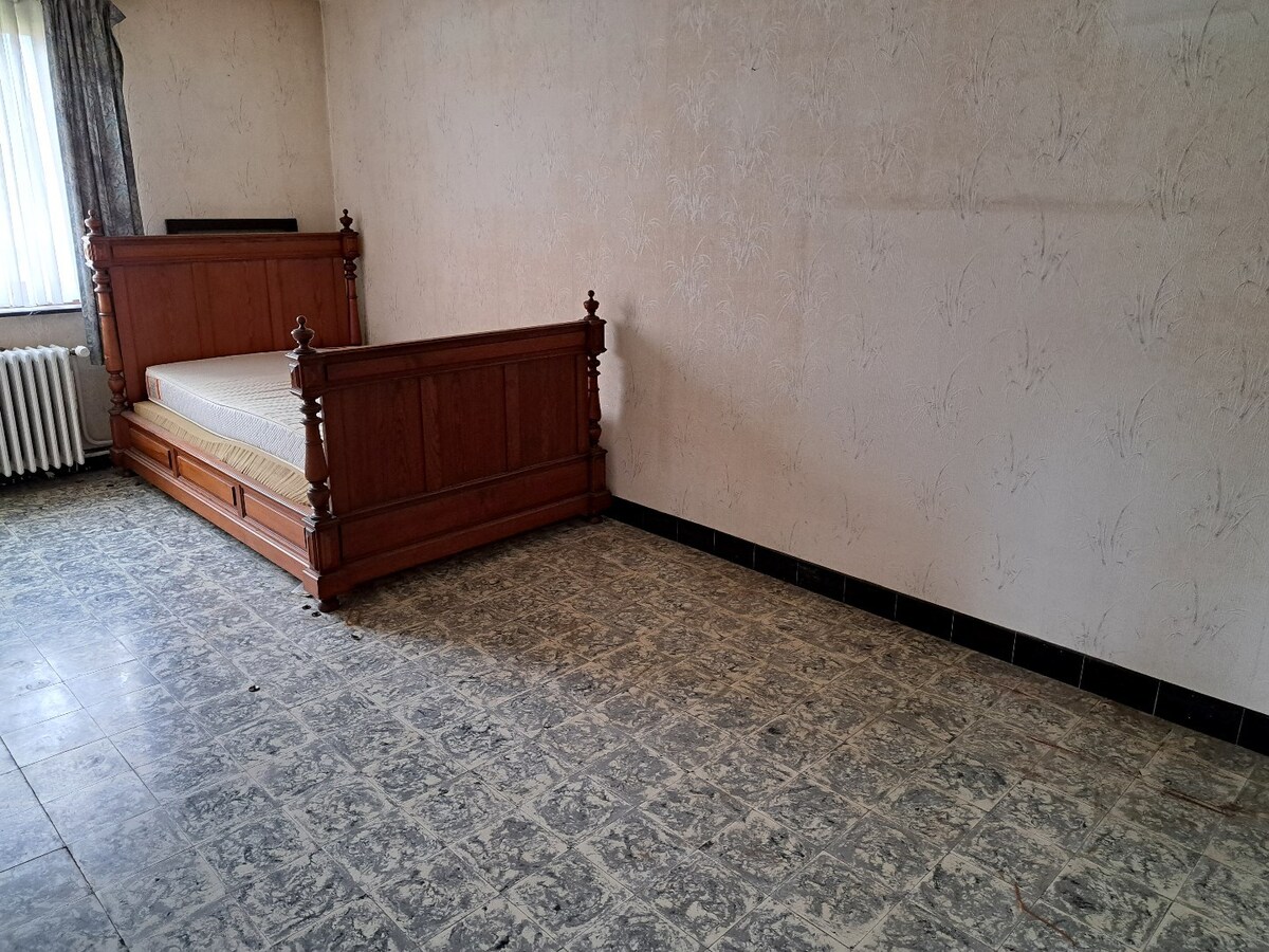 Sur 3200 m² en zone d'habitat vaste ensemble immobilier comprenant une villa de 240m² et 600m² d'entrepôt. 