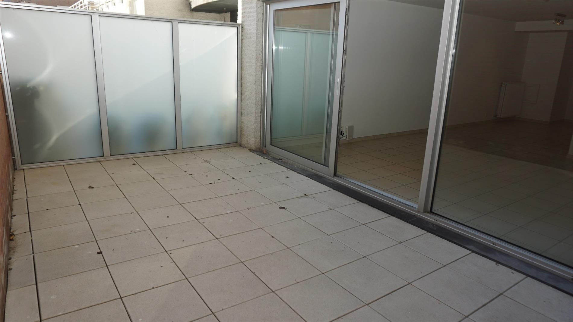 APP. AU REZ-DE-CHAUSSEE AVEC TERRASSES A 50 METRES DE LA DIGUE 