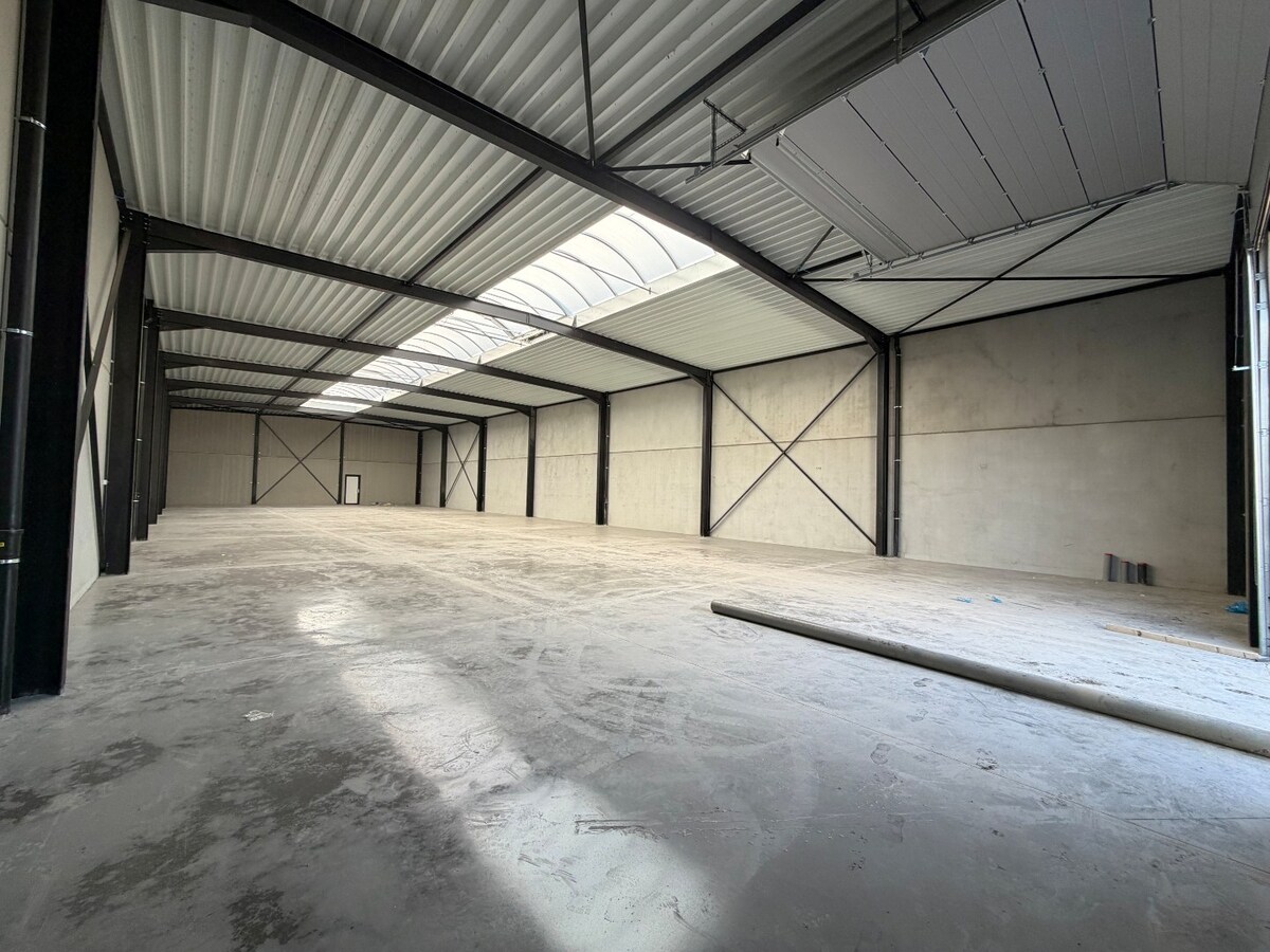 Nieuwbouw-loods in industrieterrein Gavere. 