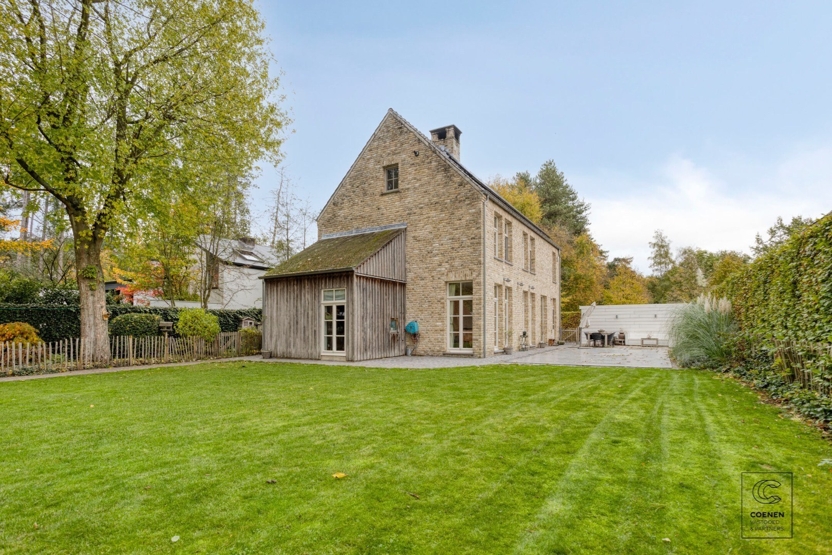 Prachtige woning met een bew. opp. van 302 m², 6 slpk, 3 bk en prachtige tuin met zwembad 