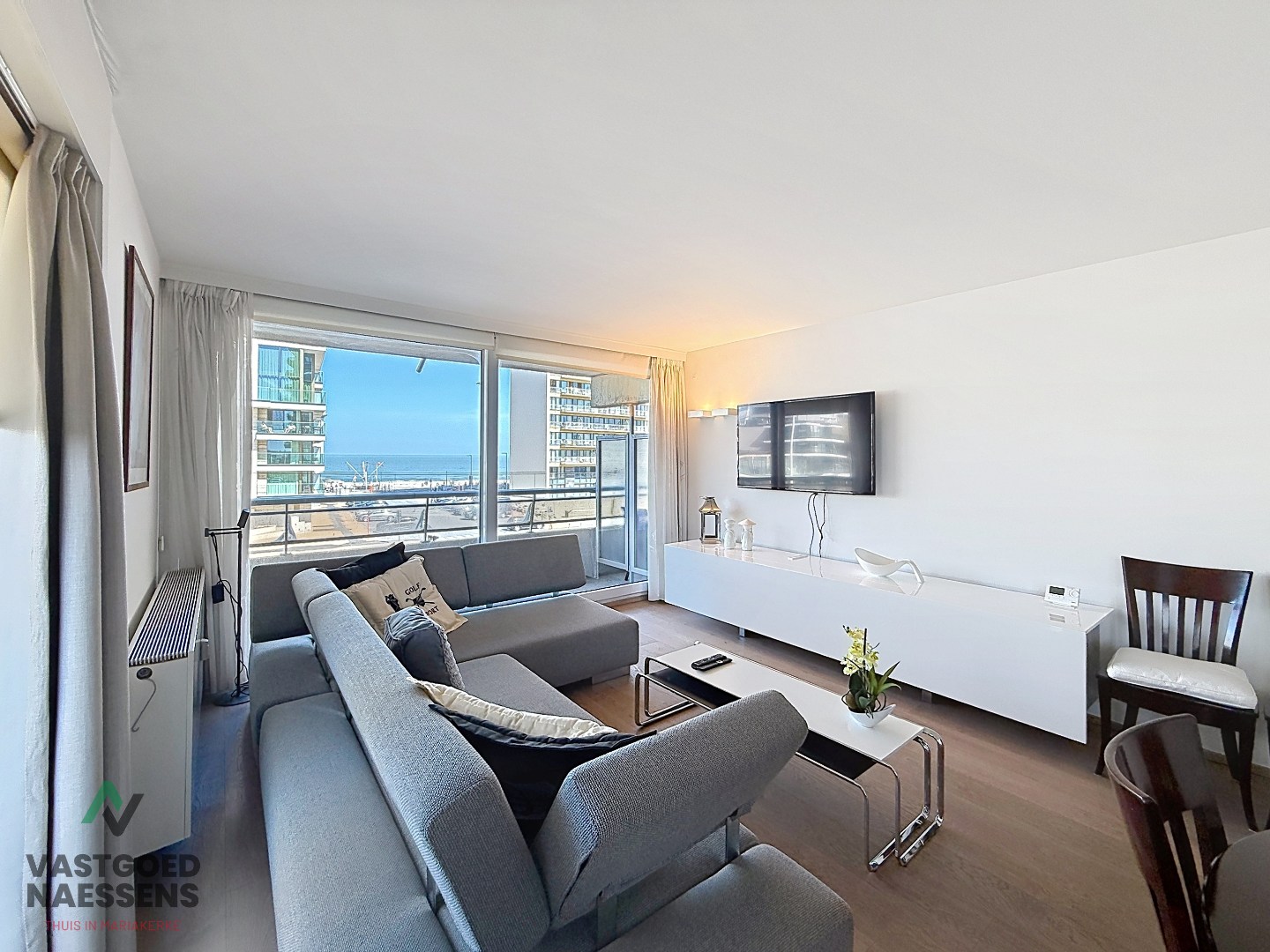 SCHITTEREND VERNIEUWD HOEKAPPARTEMENT – 2 SLPK – TERRASSEN – ZEEZICHT EN ZICHT OP GOLF 