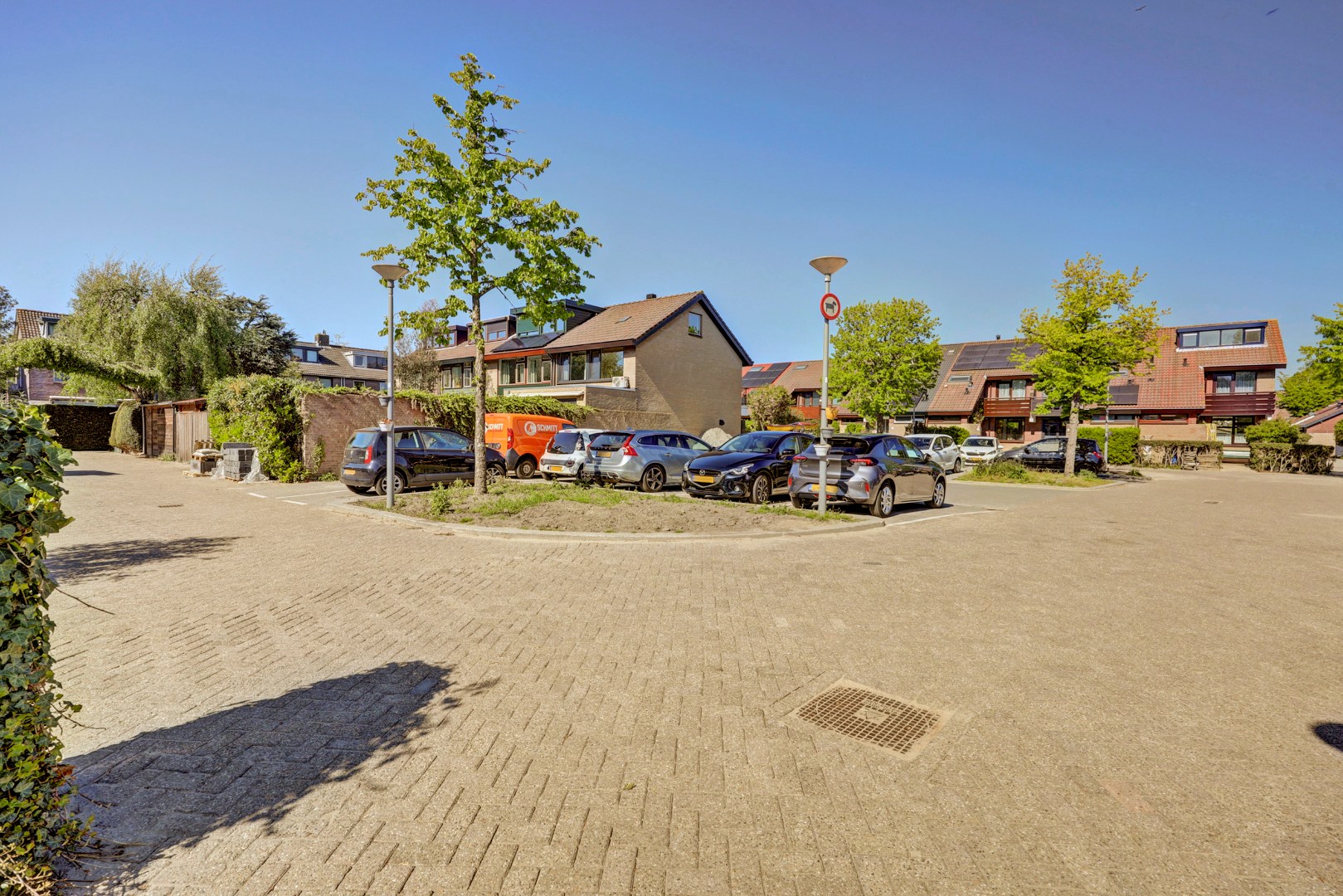 Goed onderhouden geschakelde  5-kamer woning, instapklaar, parkeerplaats, berging, zonnige tuin en gelegen in de zeer kindvriendelijke wijk Ommoord. 