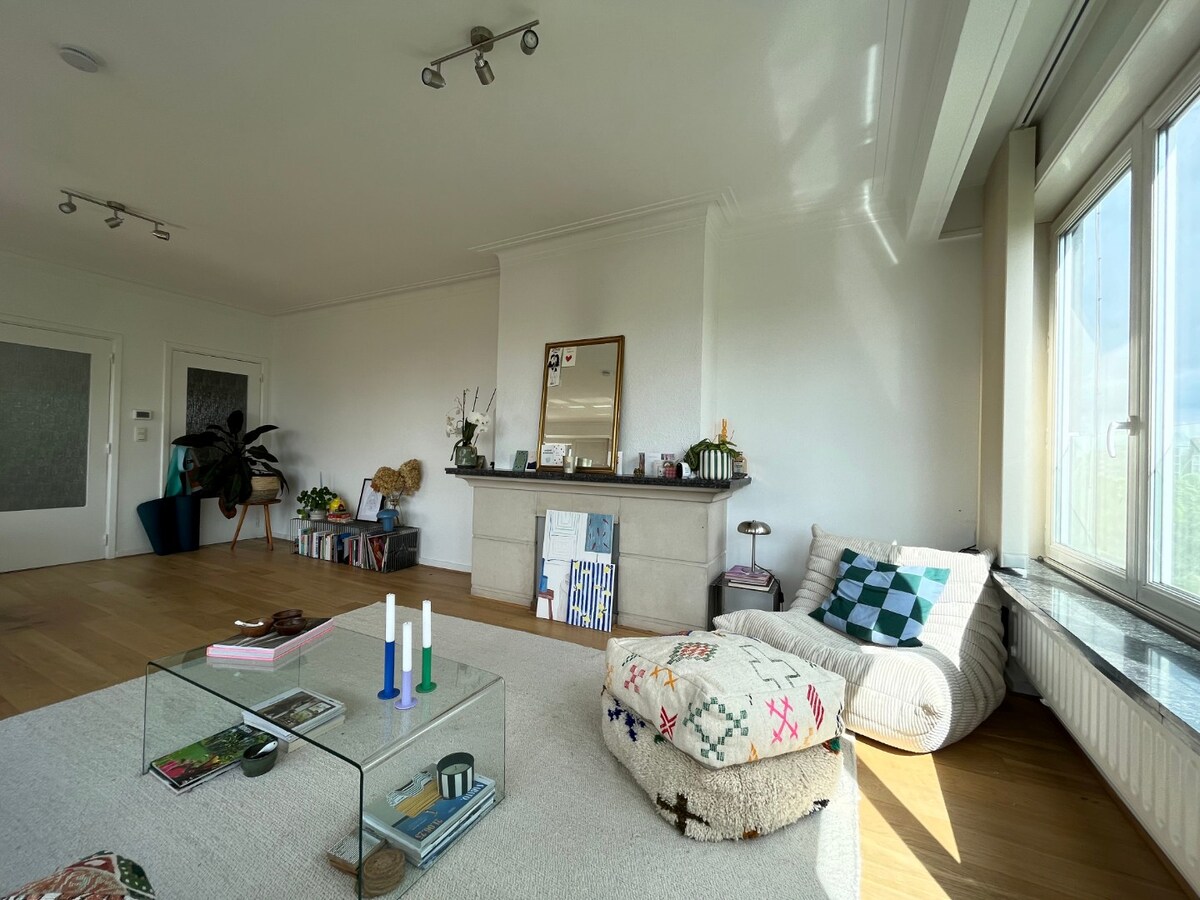 Ruim, lichtrijk appartement met garage én berging (kelder). 