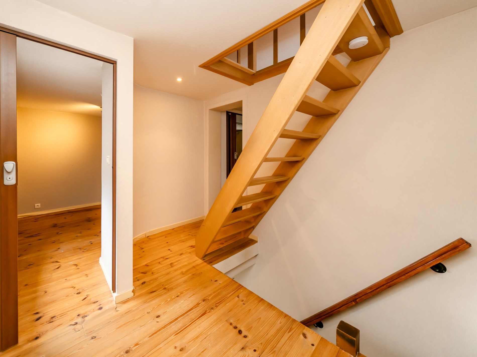 Gerenoveerde 3-gevelwoning met 3 kamers, garage en tuin 