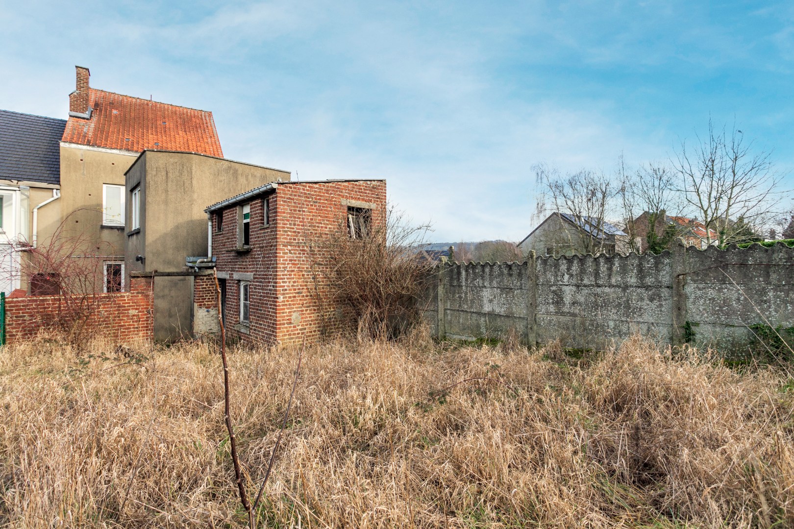 Kraktervolle woning met veel potentieel, 2 autostaanplaatsen en tuin te Dworp 