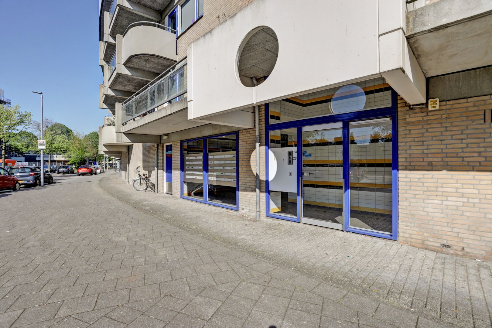 Zonder klussen te betrekken dit 2-kamer appartement op de 4e verdieping met zonnig balkon, moderne badkamer, 1 slaapkamer en berging in de onderbouw! 