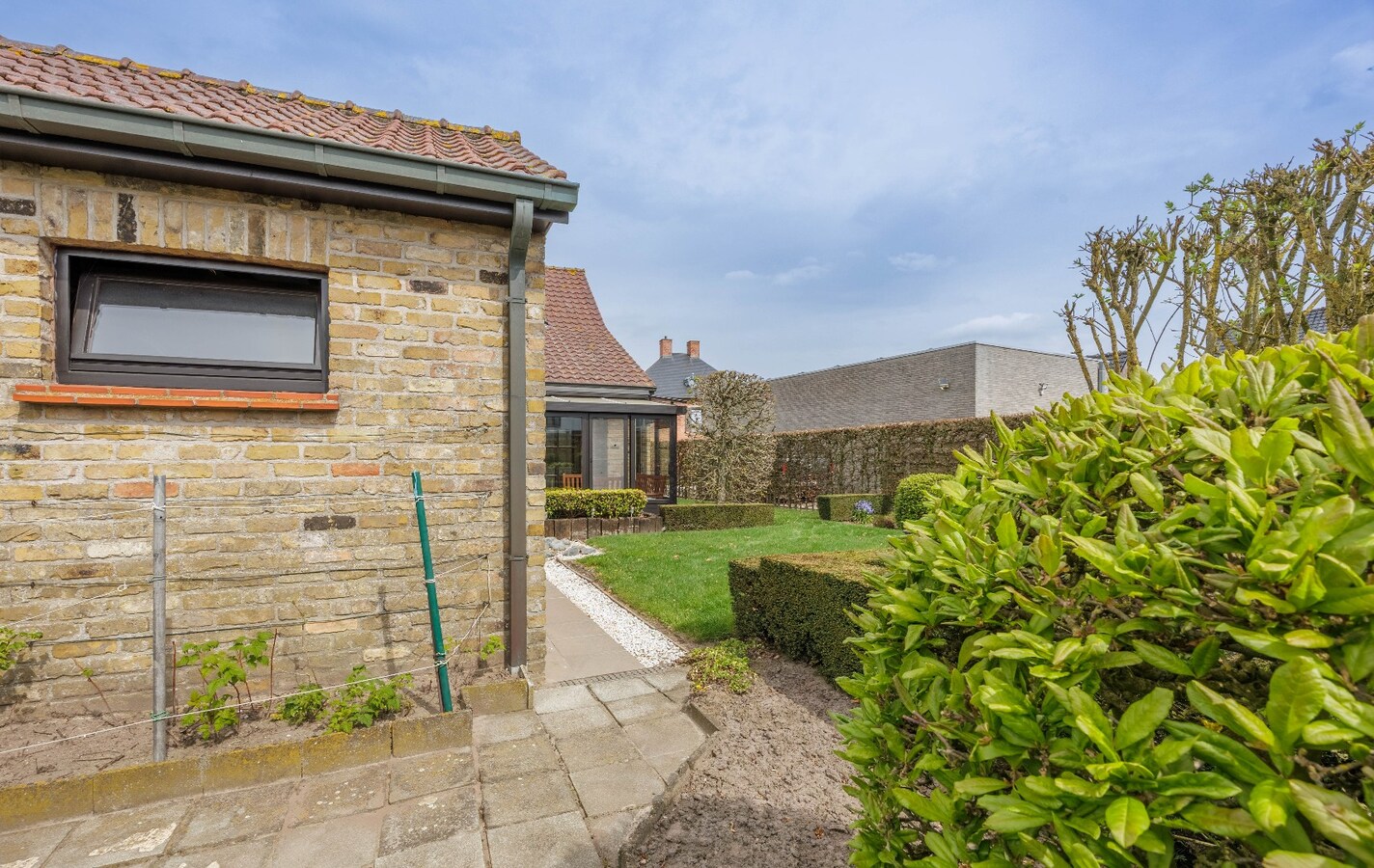 Charmante en solide villa met zonnige tuin in het hart van Zwevezele 