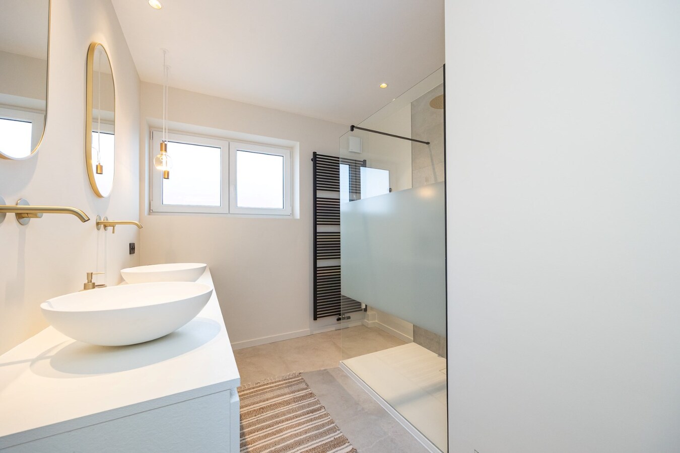 Kwaliteitsvol gerenoveerd appartement met 2 slpk en terras te Wilrijk! 