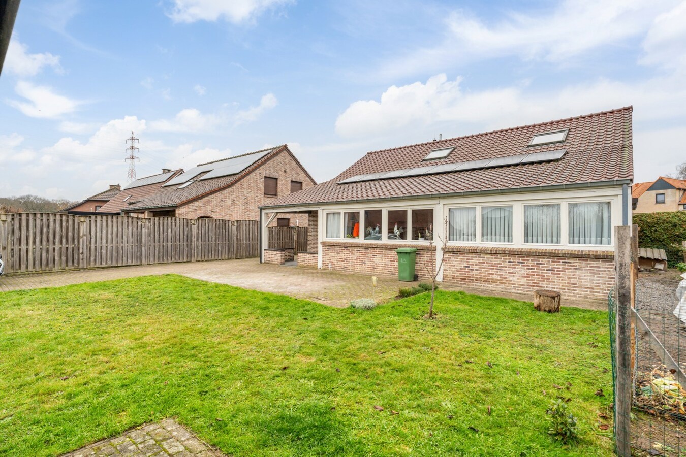 Vrijstaande gezinswoning, gebouwd in 1993 op een perceel van 5a74ca, gunstige ligging vlakbij het centrum. 