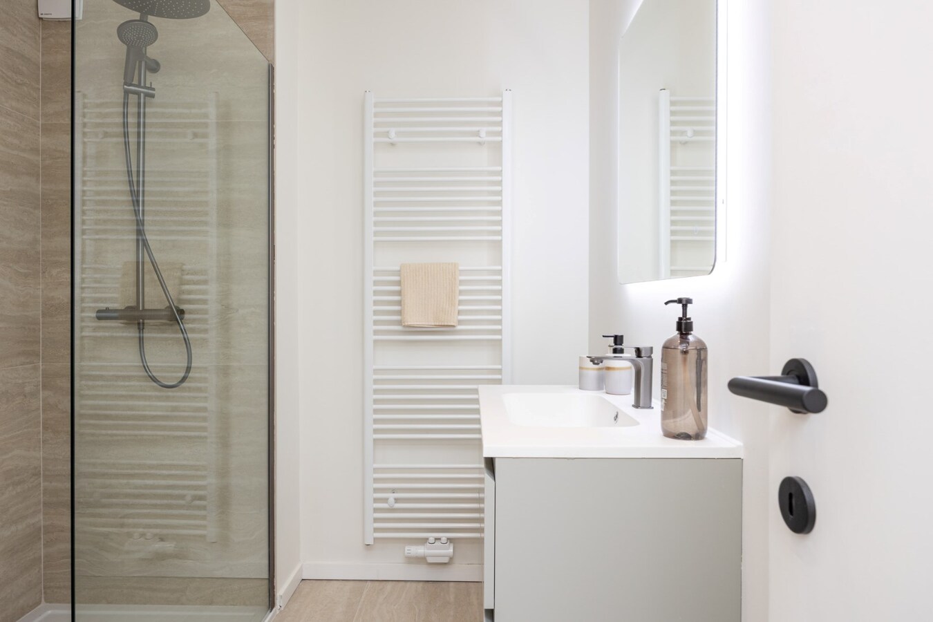 Gerenoveerd glvl appt met tuin te Kontich! 