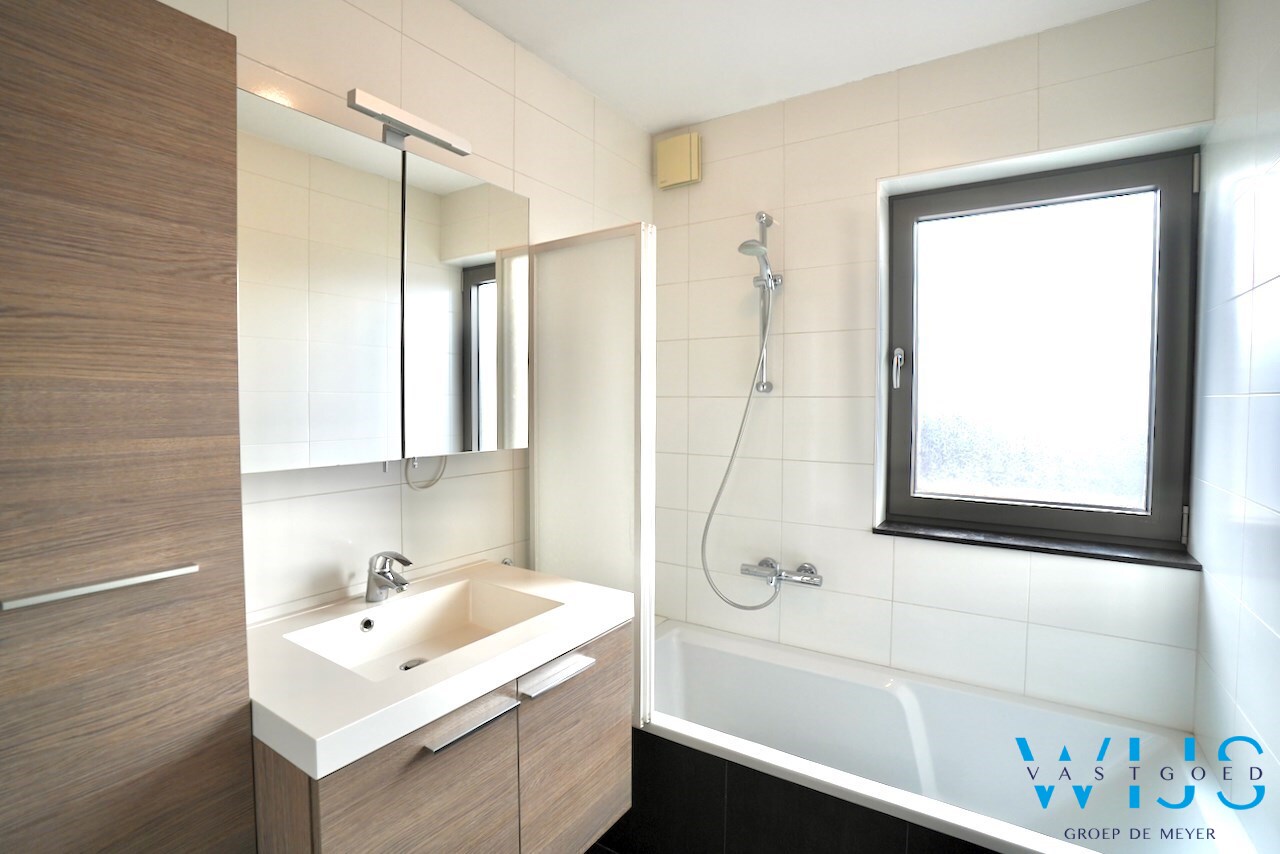 Instapklaar appartement met garage te Oosteeklo ! 