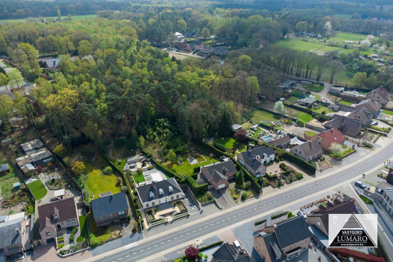 Vrijstaand landhuis op 2.942m². Instapklaar. Energielabel B. 