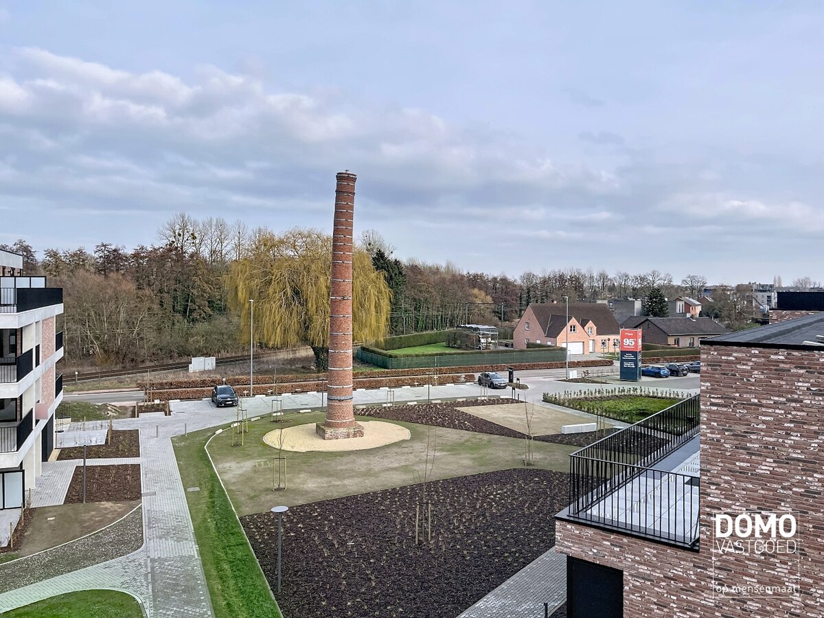 Penthouse met twee slaapkamers, ruim terras en autostandplaats te Kermt 