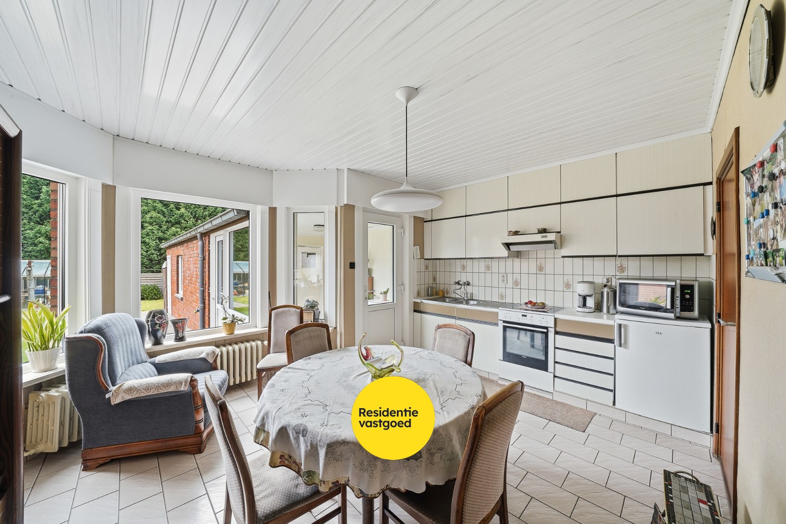 Halfopen woning met 4 slaapkamers, garage en ruime oprit op 429 m² in Oudenburg 